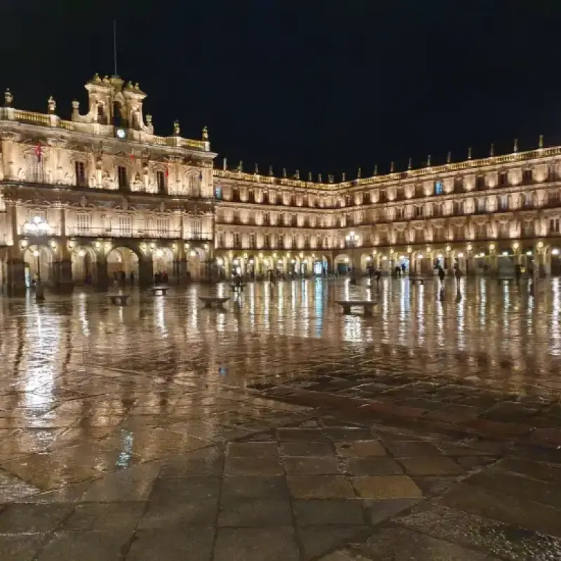 plaza mayor de salamanca iluminado de noche