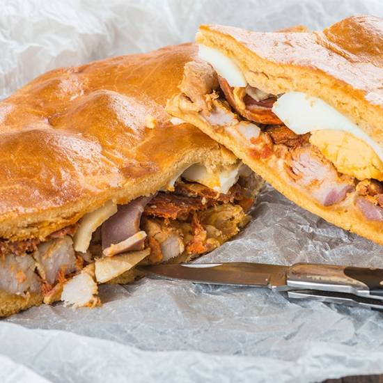 Primer plano de un hornazo de Salamanca cortado - gastronomía salamanca - Tu guía en Salamanca