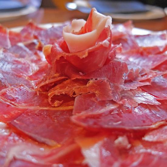 Plato de jamón ibérico de Guijuelo recién cortado - Gastronomía de Salamanca - Tu guía en Salamanca