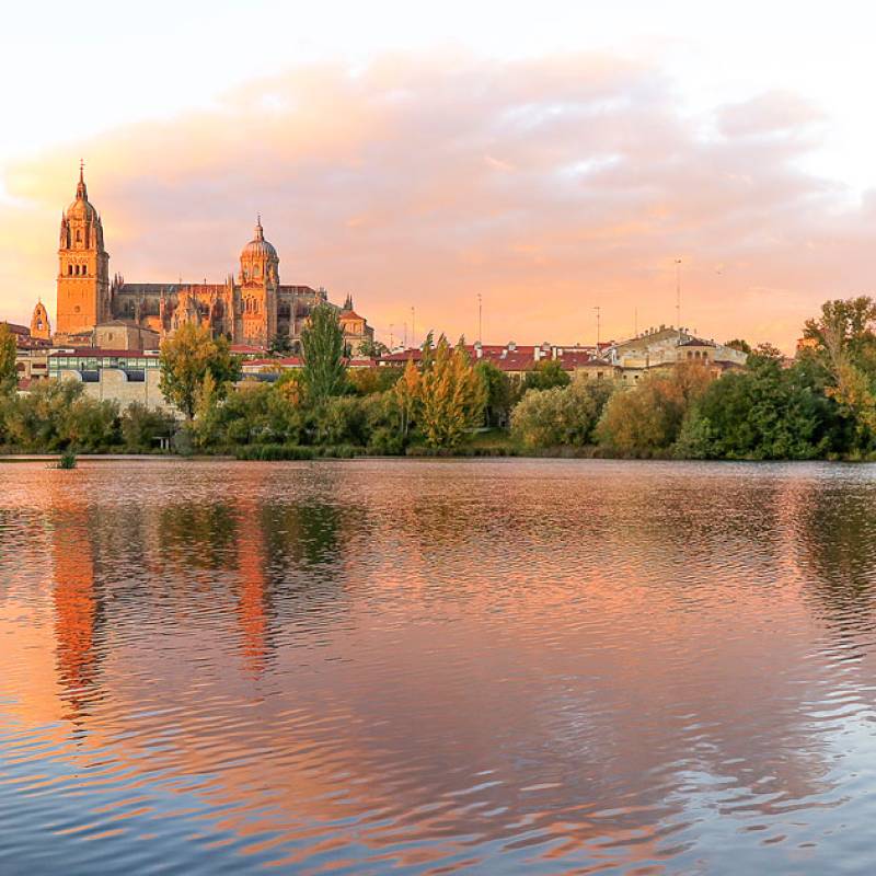 Río Tormes con Catedral de Salamanca